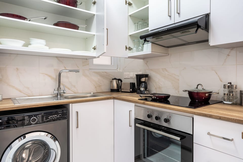 Apartment, 1 Bedroom, Kitchen, City View | Private kitchen | Coffee/tea maker, full-size fridge, microwave, oven