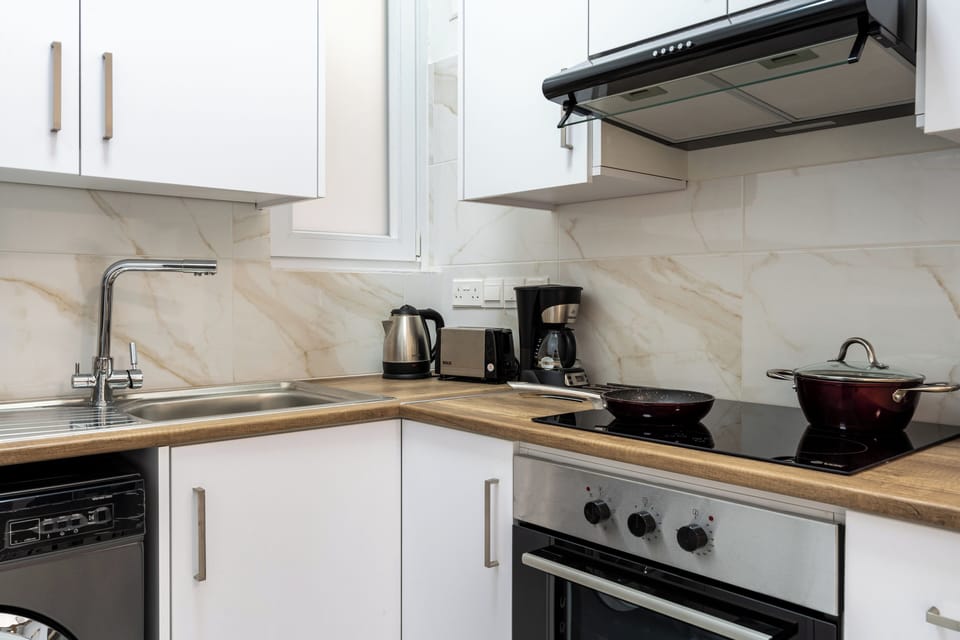 Apartment, 1 Bedroom, Kitchen, City View | Private kitchen | Coffee/tea maker, full-size fridge, microwave, oven