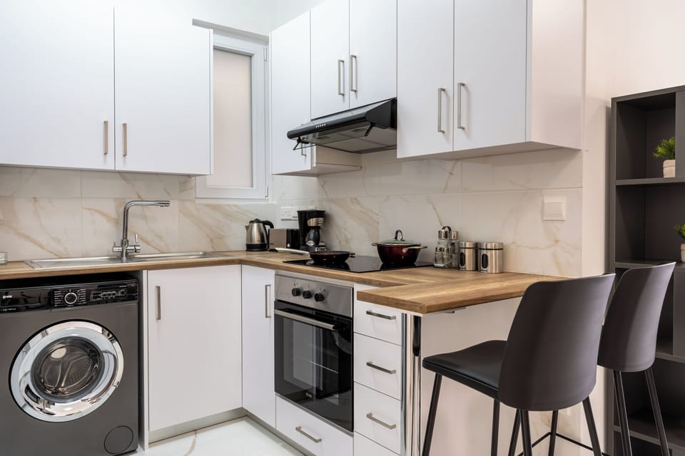 Apartment, 1 Bedroom, Kitchen, City View | Private kitchen | Coffee/tea maker, full-size fridge, microwave, oven