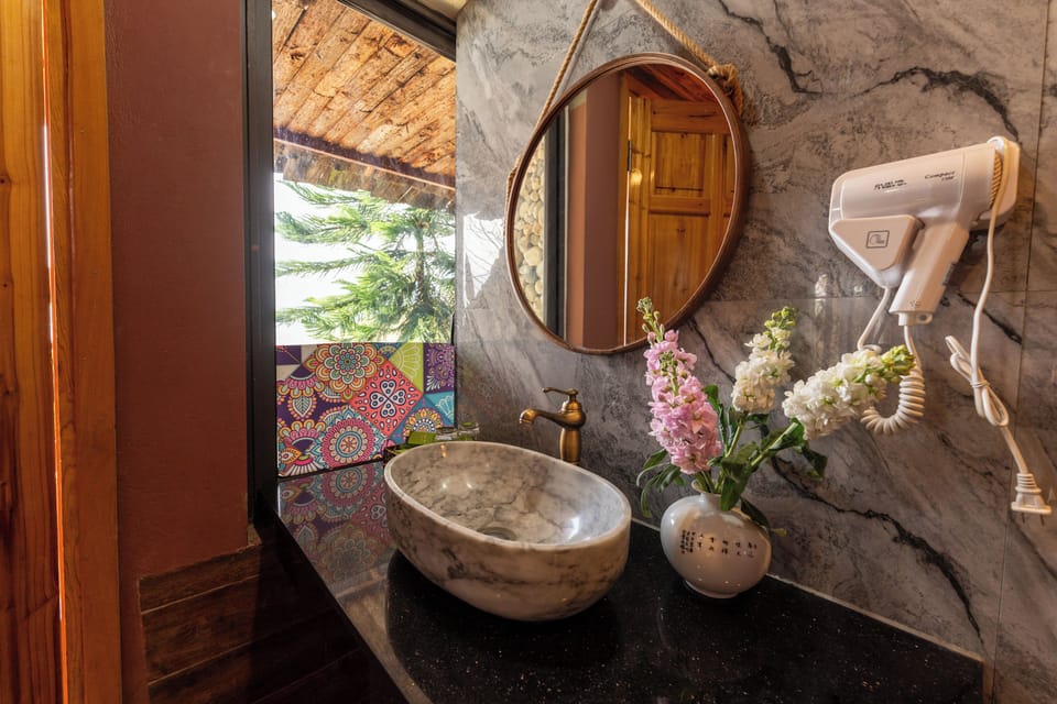 Deluxe Triple Room | Bathroom | Shower, rainfall showerhead, free toiletries, hair dryer