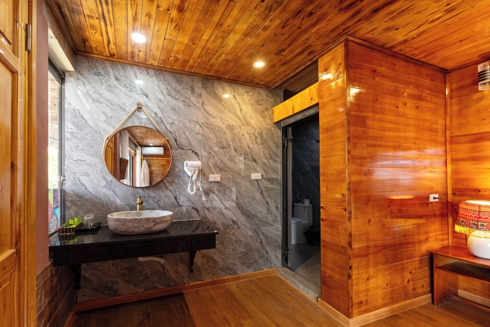 Deluxe Triple Room | Bathroom | Shower, rainfall showerhead, free toiletries, hair dryer
