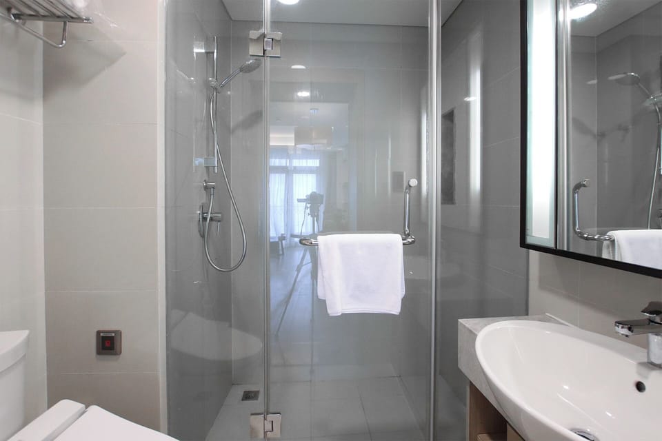 Superior Apartment, 1 Bedroom, Kitchen, City View | Bathroom | Free toiletries, hair dryer, slippers, towels