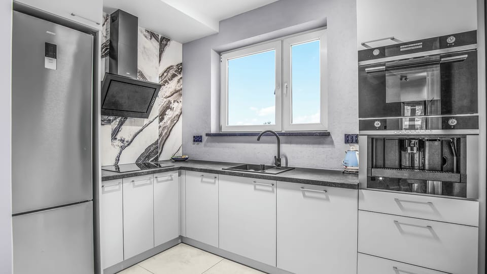 Apartment (8) | Private kitchen | Fridge, stovetop, electric kettle, cookware/dishes/utensils