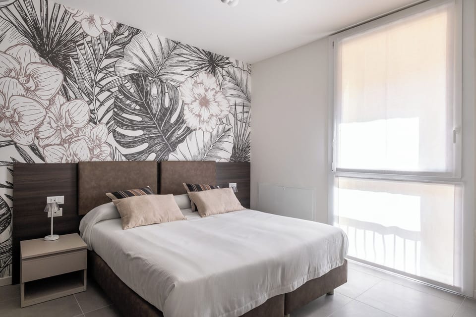 Comfort Apartment, 1 Queen Bed with Sofa bed | Desk, iron/ironing board, WiFi (free)