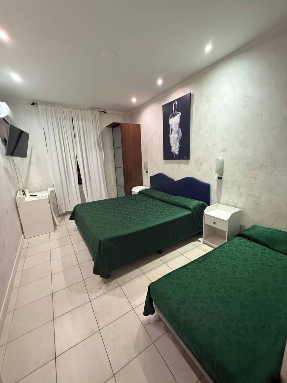 Triple Room | Desk, blackout drapes, soundproofing, cribs/infant beds