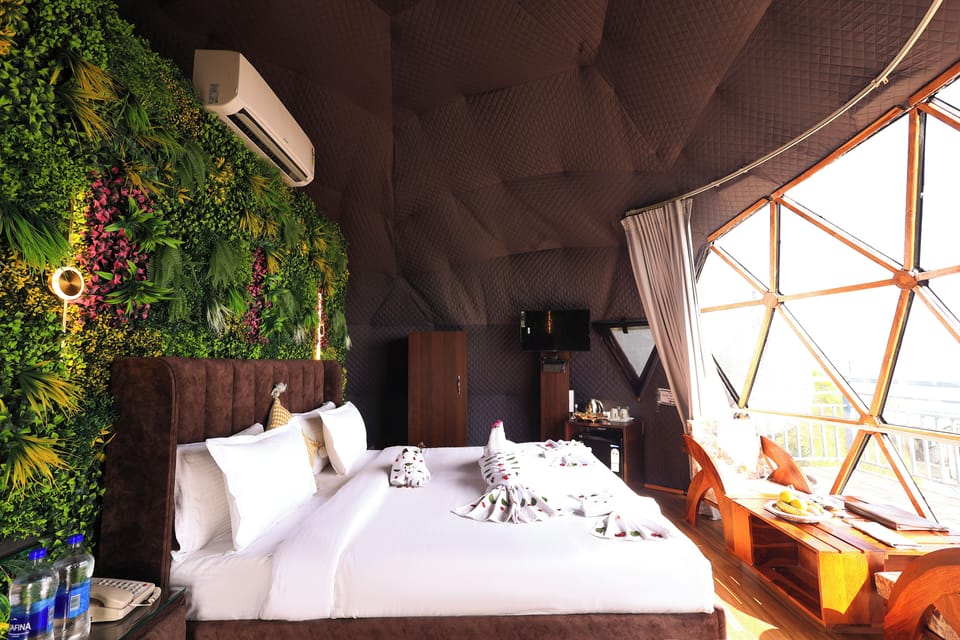 Luxury Glamp Room | Desk, free WiFi