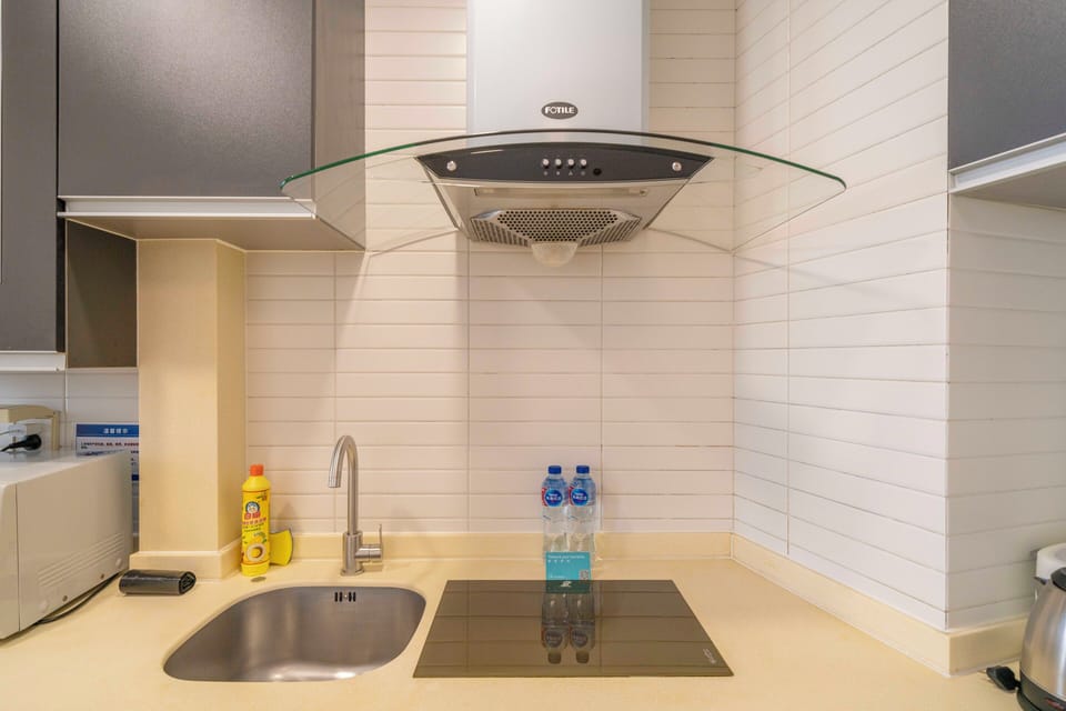Superior Apartment, 1 Bedroom, Kitchen, City View | Private kitchenette | Paper towels