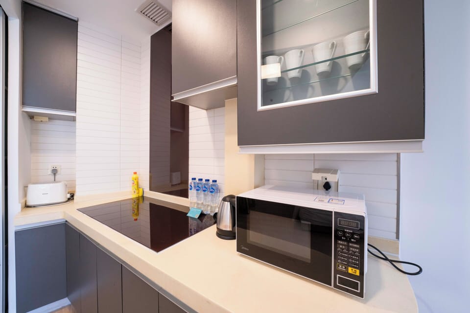 Superior Apartment, 1 Bedroom, Kitchen, City View | Private kitchenette | Paper towels