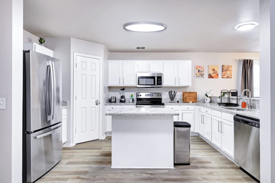 Fully equipped kitchen with high quality granite countertops. 