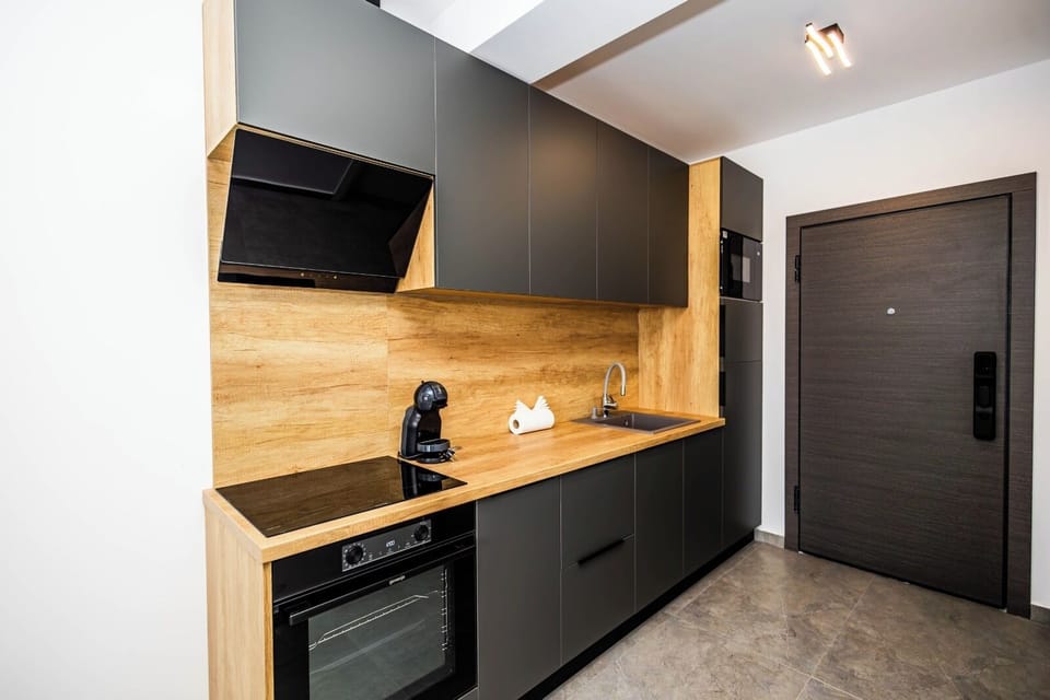 Deluxe Studio | Private kitchen | Full-size fridge, oven, stovetop, cookware/dishes/utensils