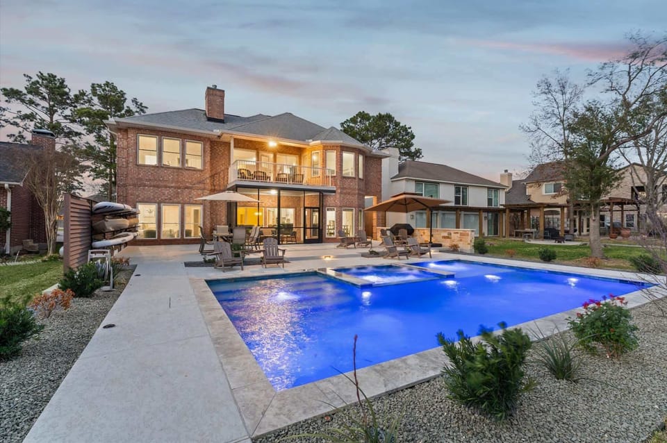 Gaming style pool and Oversize spa.