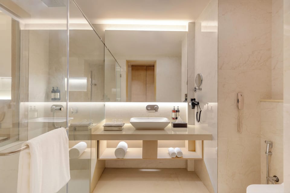 Shower, rainfall showerhead, free toiletries, hair dryer