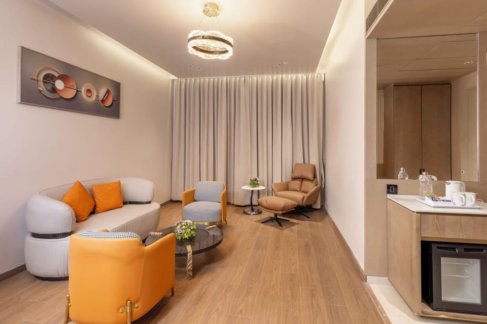 Basic Suite | Premium bedding, minibar, desk, laptop workspace