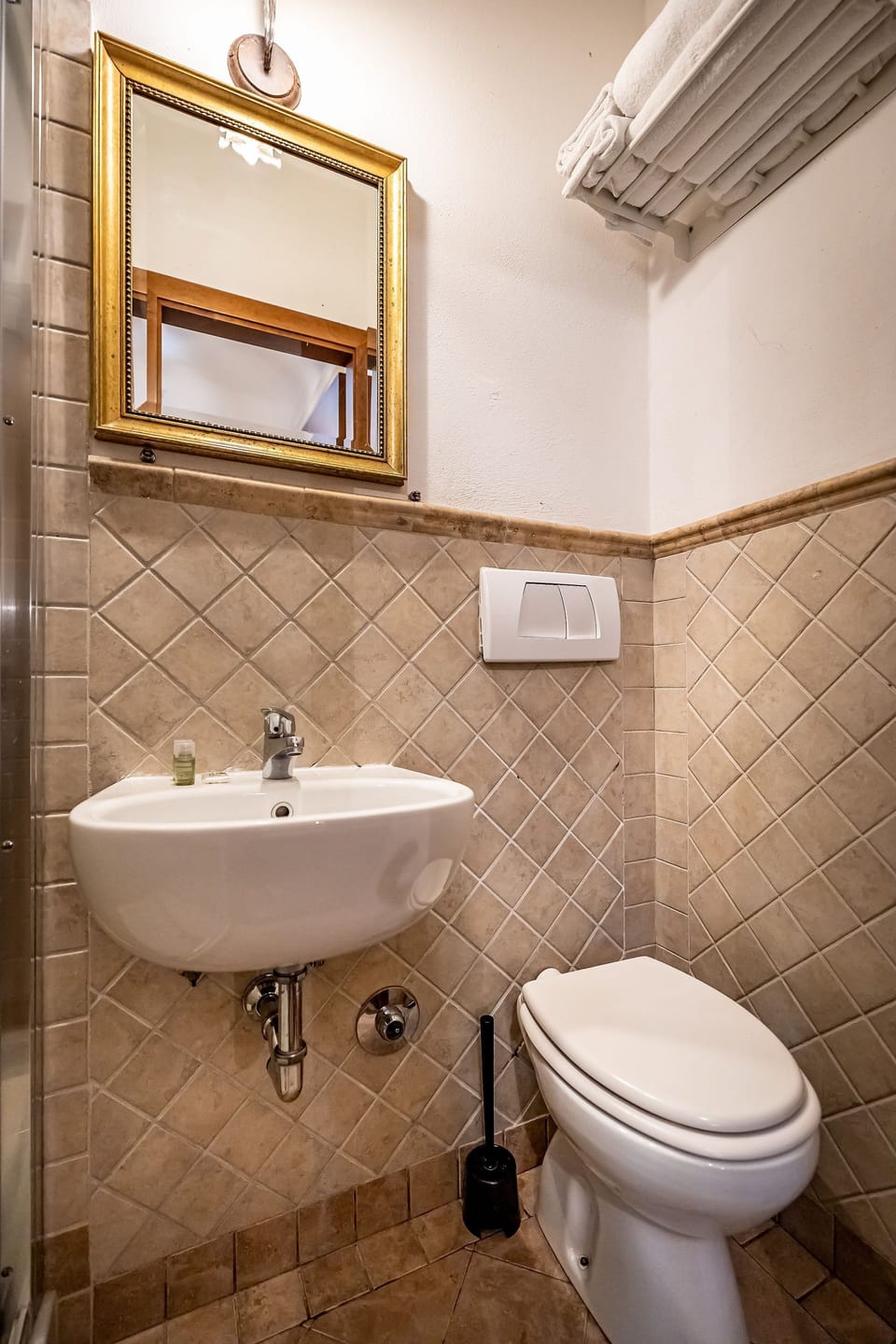 Double Room | Bathroom | Shower, free toiletries, hair dryer, towels