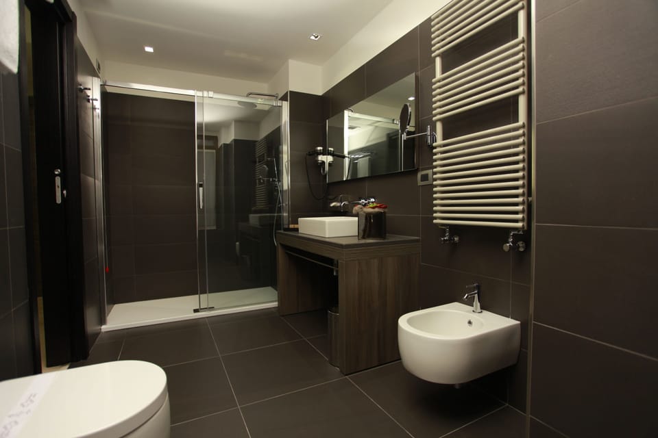 Shower, rainfall showerhead, free toiletries, hair dryer