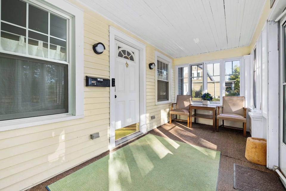 Foyer - entry door on the right