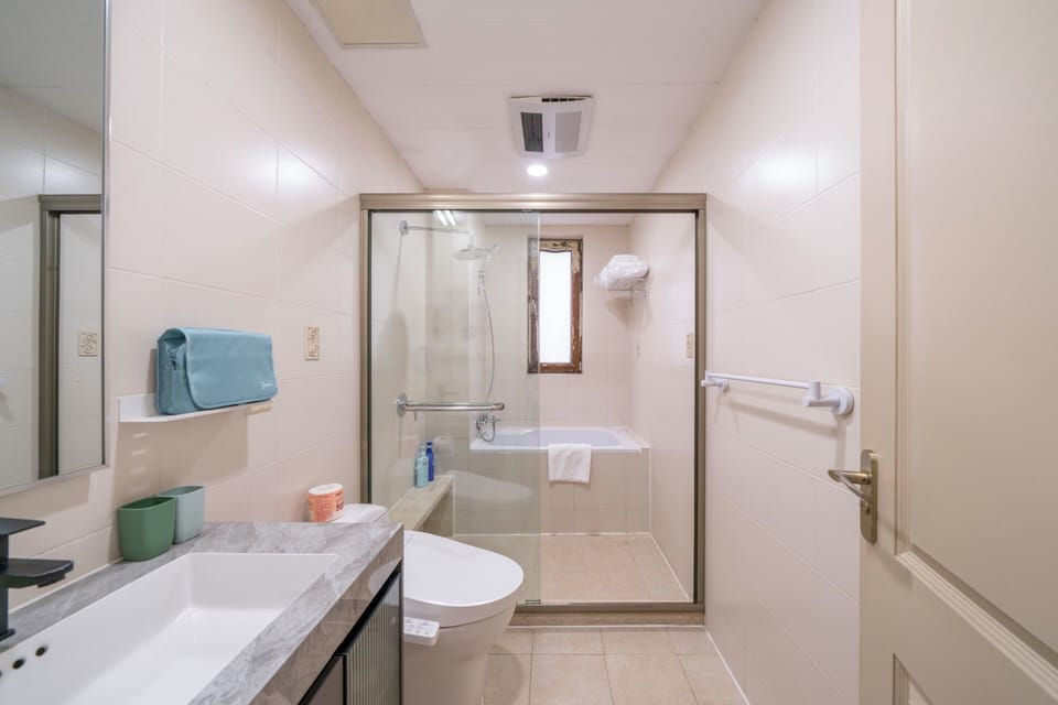 Superior Apartment, 1 Bedroom, Kitchen, City View | Bathroom | Slippers