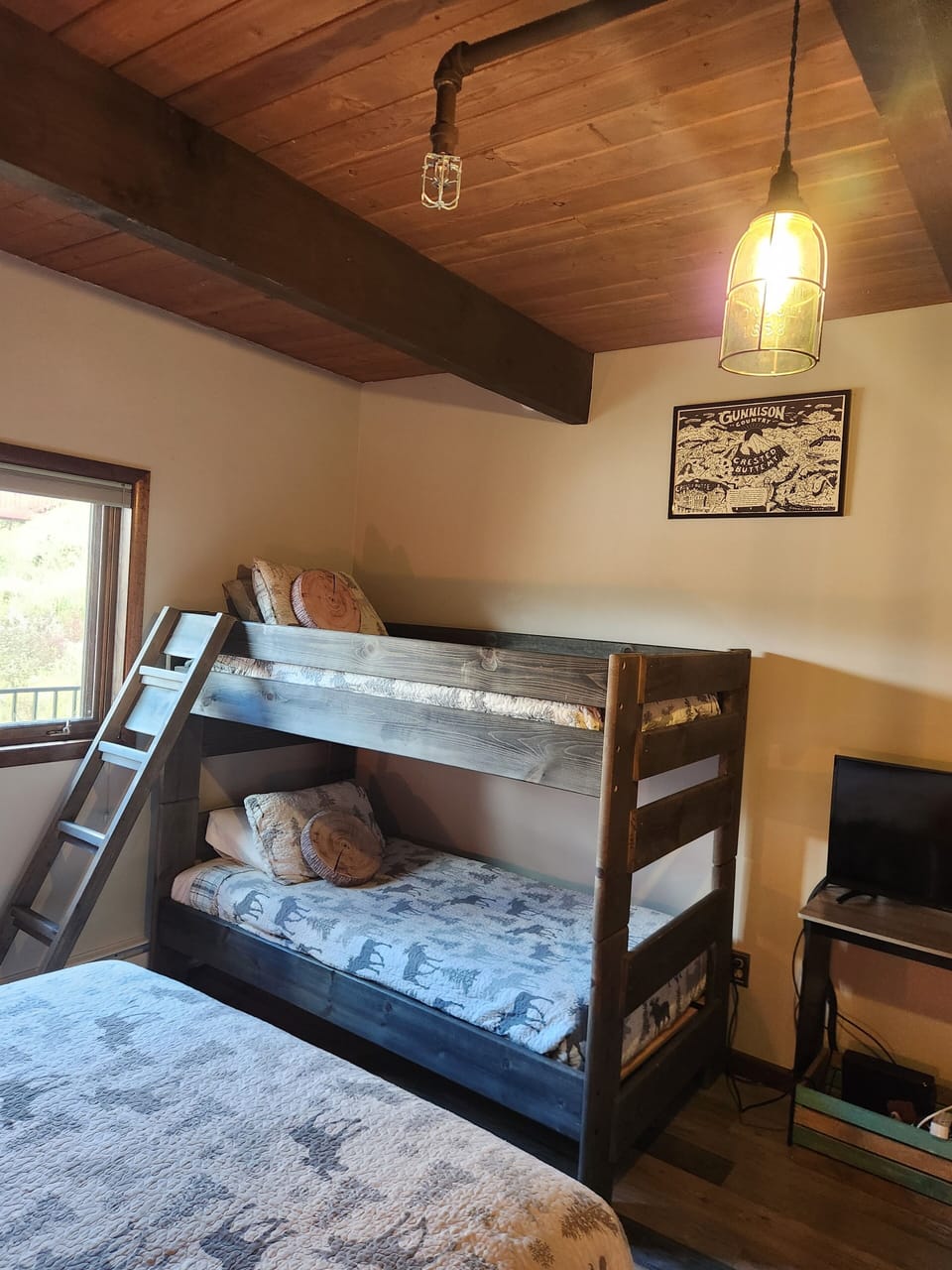 bunks in downstairs bedroom