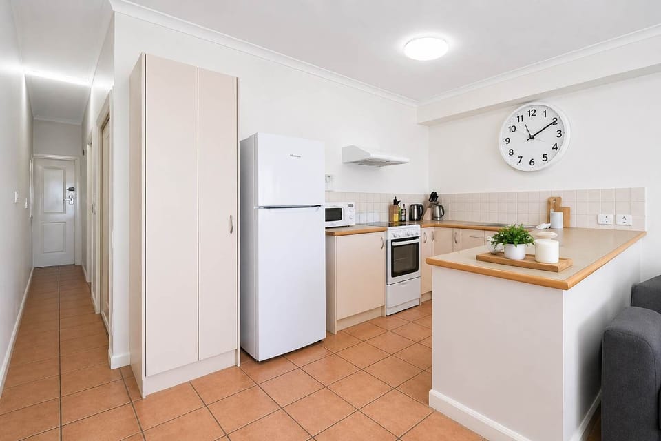 Fully equipped kitchen with dishwasher and oven