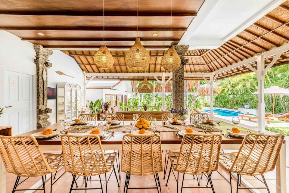 A fully equipped, family‑sized dining area sits beside the kitchen for easy meals
