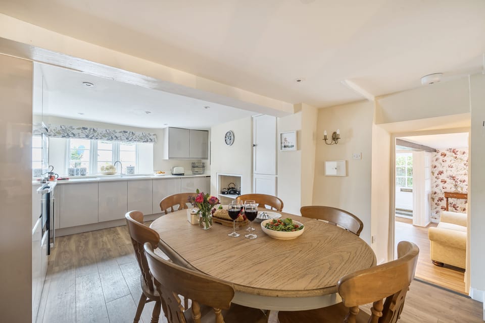 St Peter's Cottage, Cattistock: Enjoy delicious meals in the dining kitchen