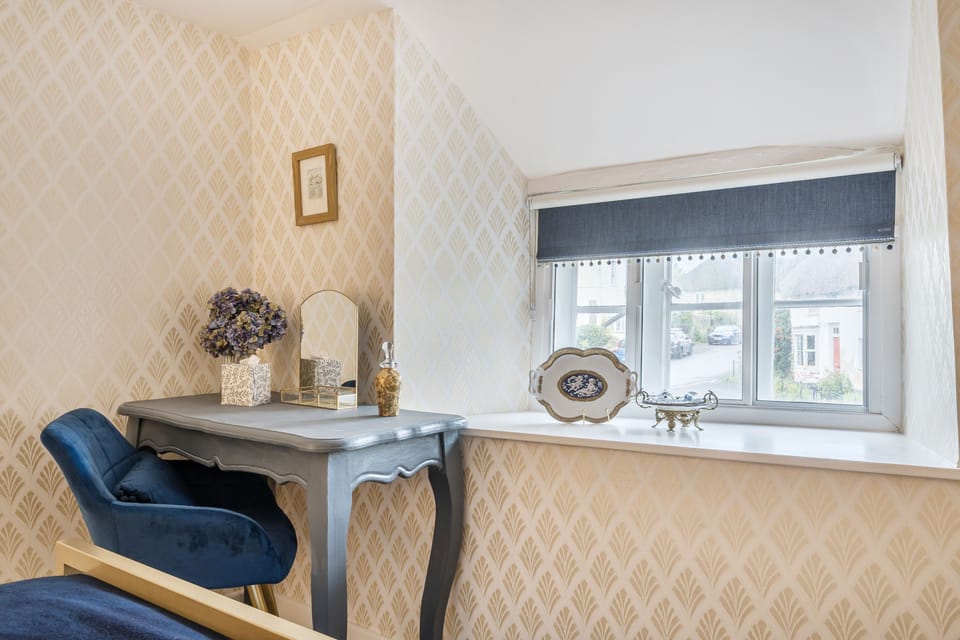 St Peter's Cottage, Cattistock: Enjoy a view of the village from the bedroom window