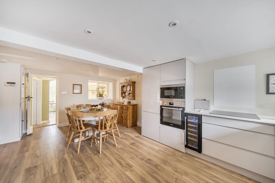 St Peter's Cottage, Cattistock: Plenty of space for everyone to eat together