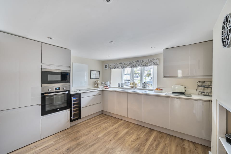 St Peter's Cottage, Cattistock: Plenty of storage space within the kitchen