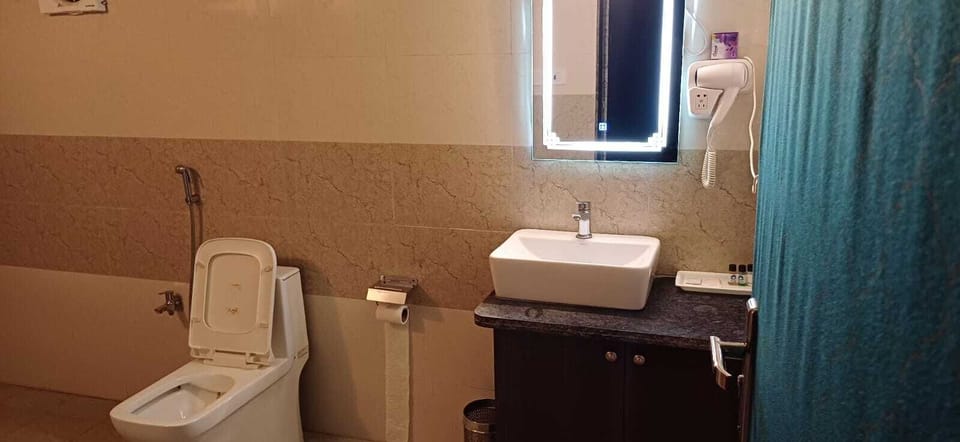 Luxury Cottage | Bathroom | Shower, free toiletries, hair dryer, towels