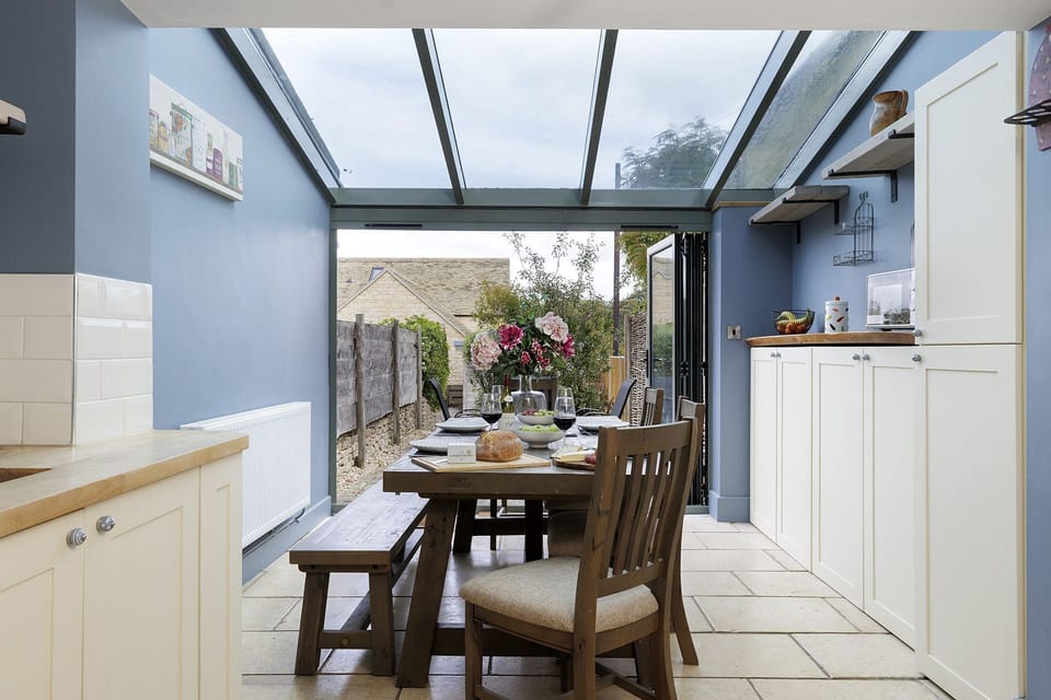 Little Haven Kitchen/Dining Area - StayCotswold