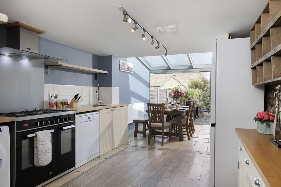 Little Haven Kitchen/Dining Area - StayCotswold