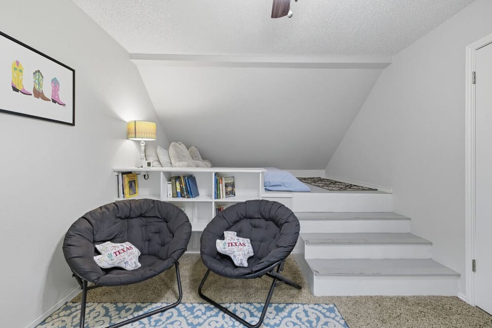 Bedroom 3 | Queen bed | Cozy Nook with Bookshelf