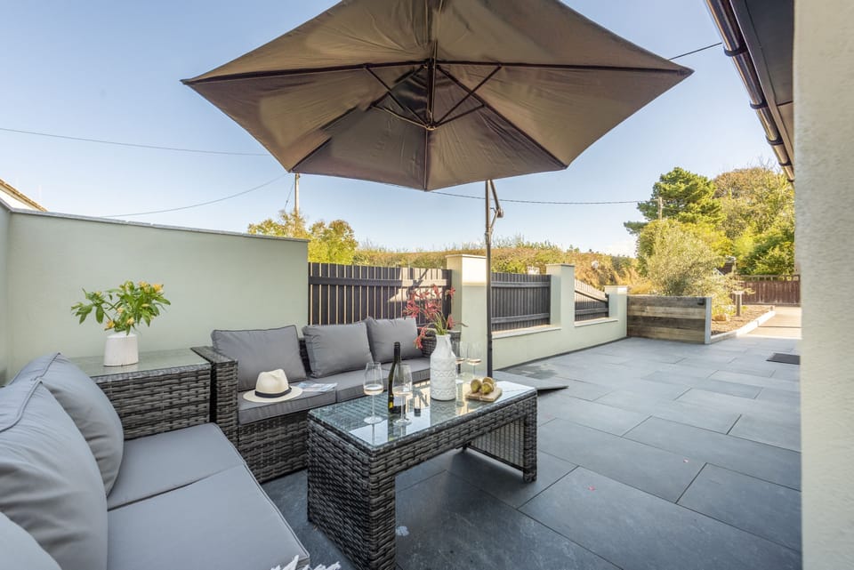 Tiddlywink, Newquay: The outdoor area is thoughtfully designed with stylish plants and elegant garden furniture