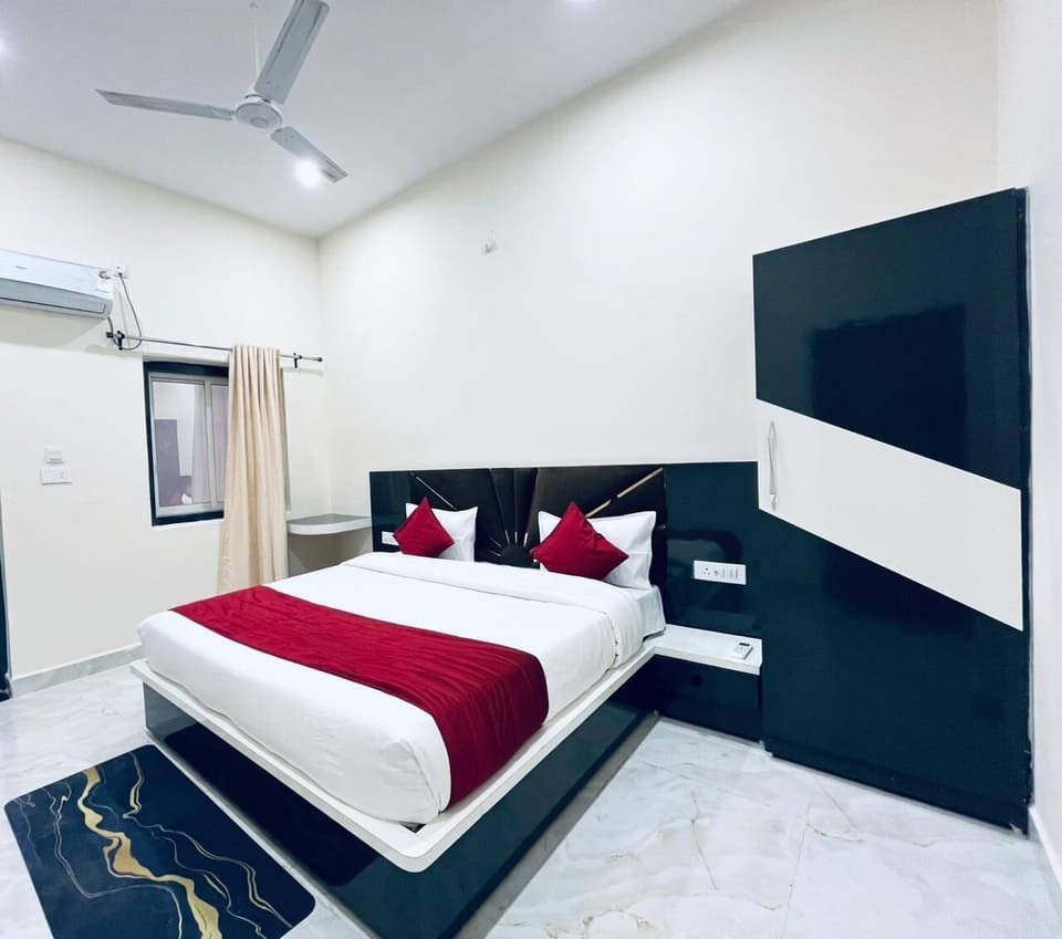 Deluxe Double Room, City View | Desk, laptop workspace, iron/ironing board, free WiFi