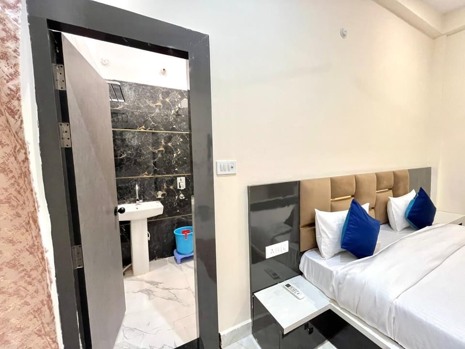 Deluxe Double Room, City View | Desk, laptop workspace, iron/ironing board, free WiFi