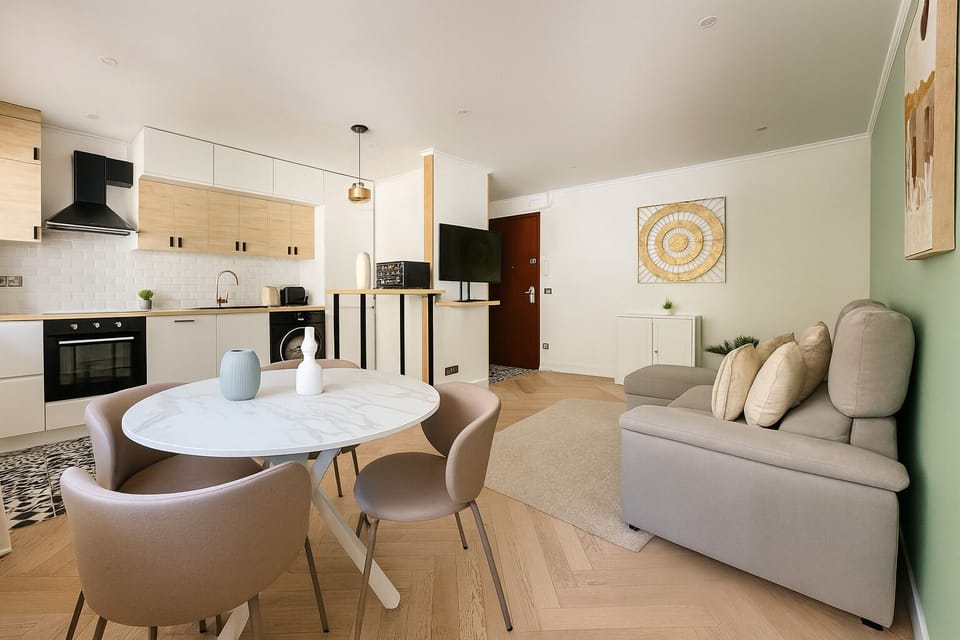 Apartment | Living area | Flat-screen TV