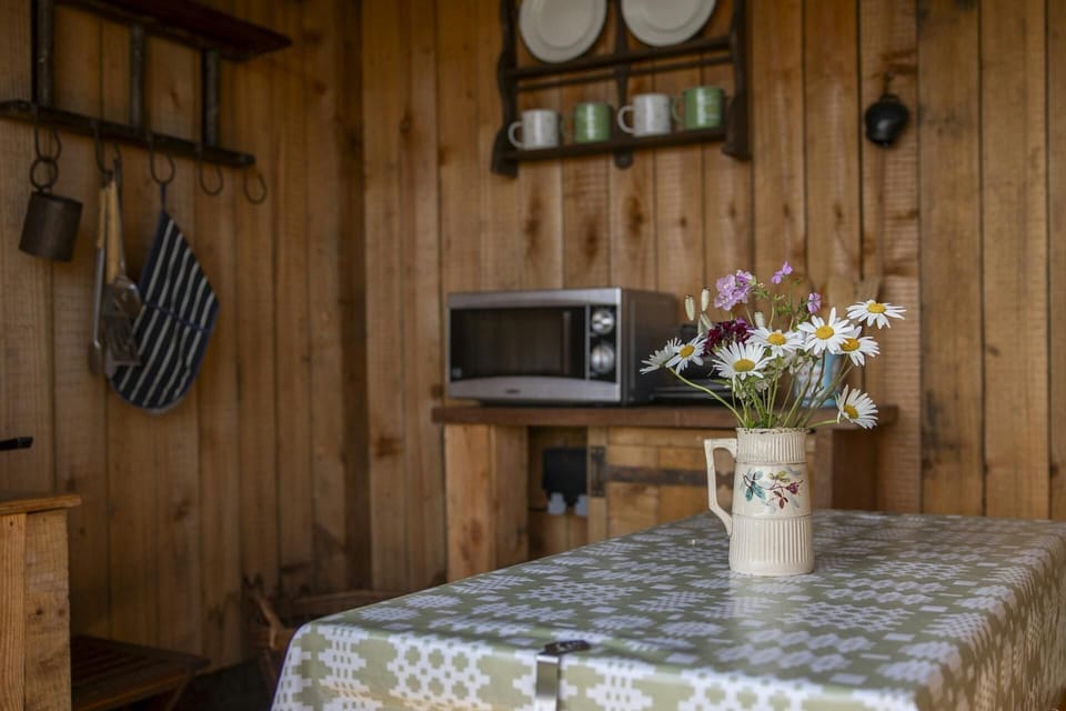 Dining/kitchenette cabin with microwave and crockery