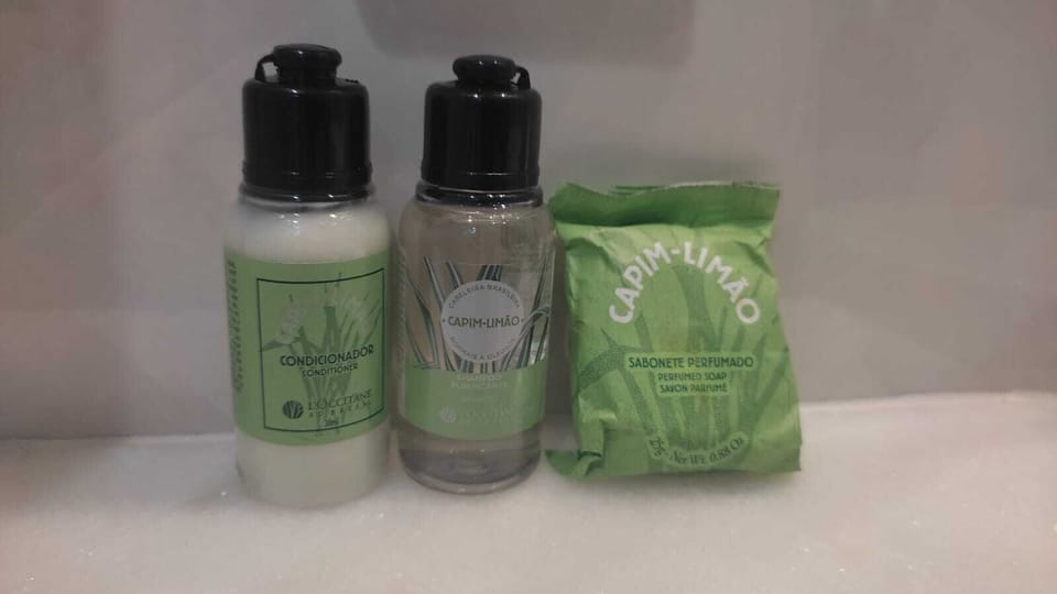 Suite Master com cama queen e banheira de hidromassagem | Bathroom | Shower, hair dryer, towels, soap