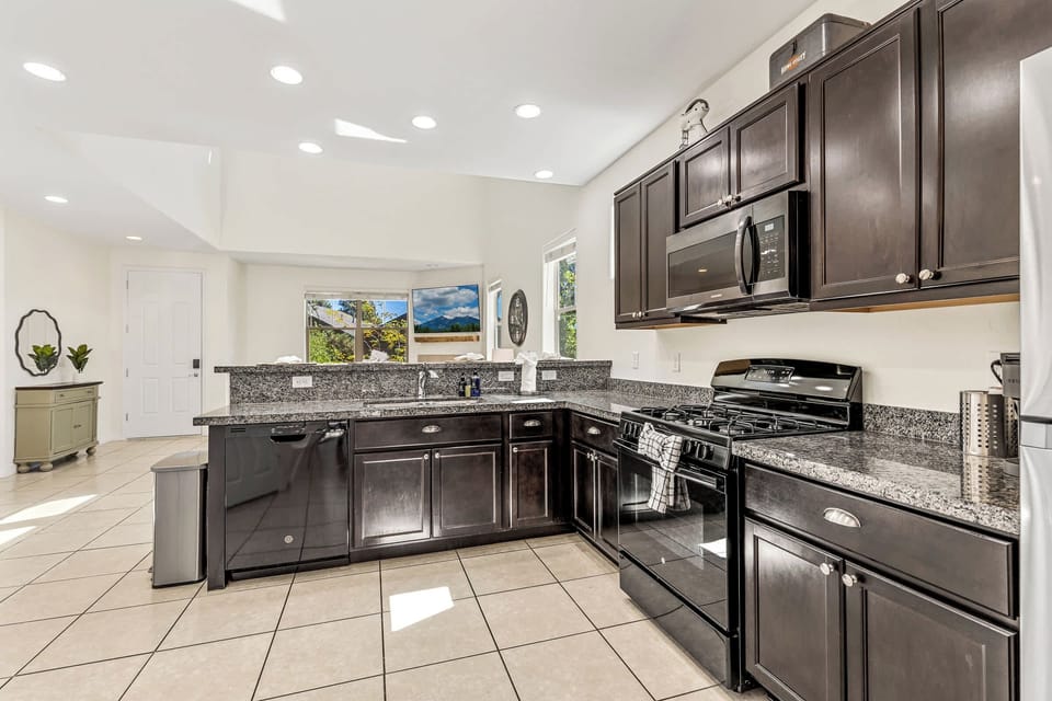 Cook with Ease in This Spacious Modern Kitchen!