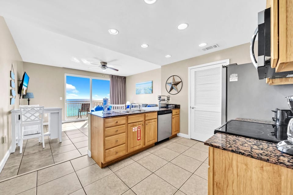 Condo, 1 King Bed with Sofa bed (Splash 505E) | Private kitchen