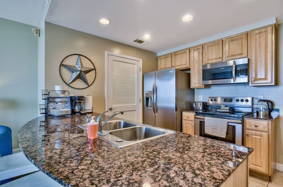 Condo, 1 King Bed with Sofa bed (Splash 505E) | Private kitchen