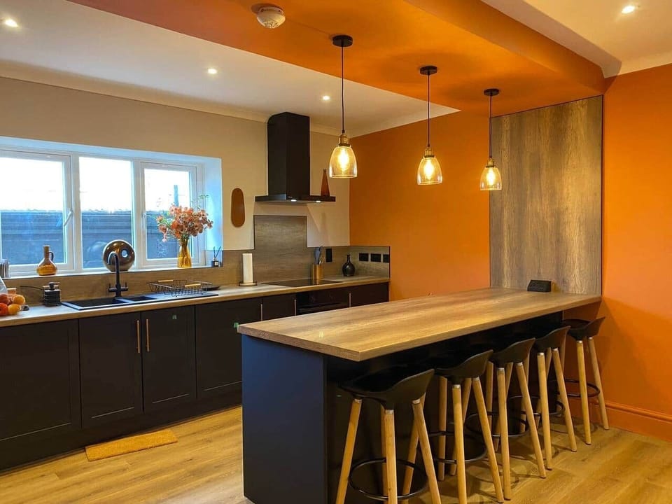 Large airy kitchen space comprising of a breakfast bar style dining island
That can sit up to 5 people.
Fully equipped kitchen with integrated fridge and washing machine.