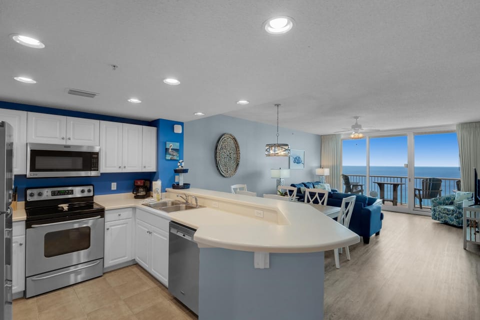 Condo, 1 King Bed with Sofa bed (Majestic Beach Towers 2-1703) | Private kitchen | Oven