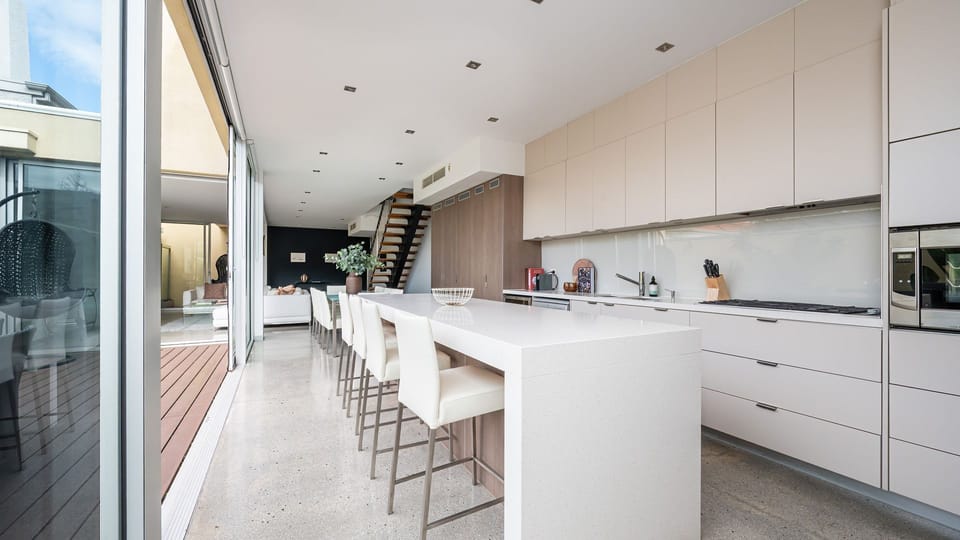 Spacious kitchen breakfast bar