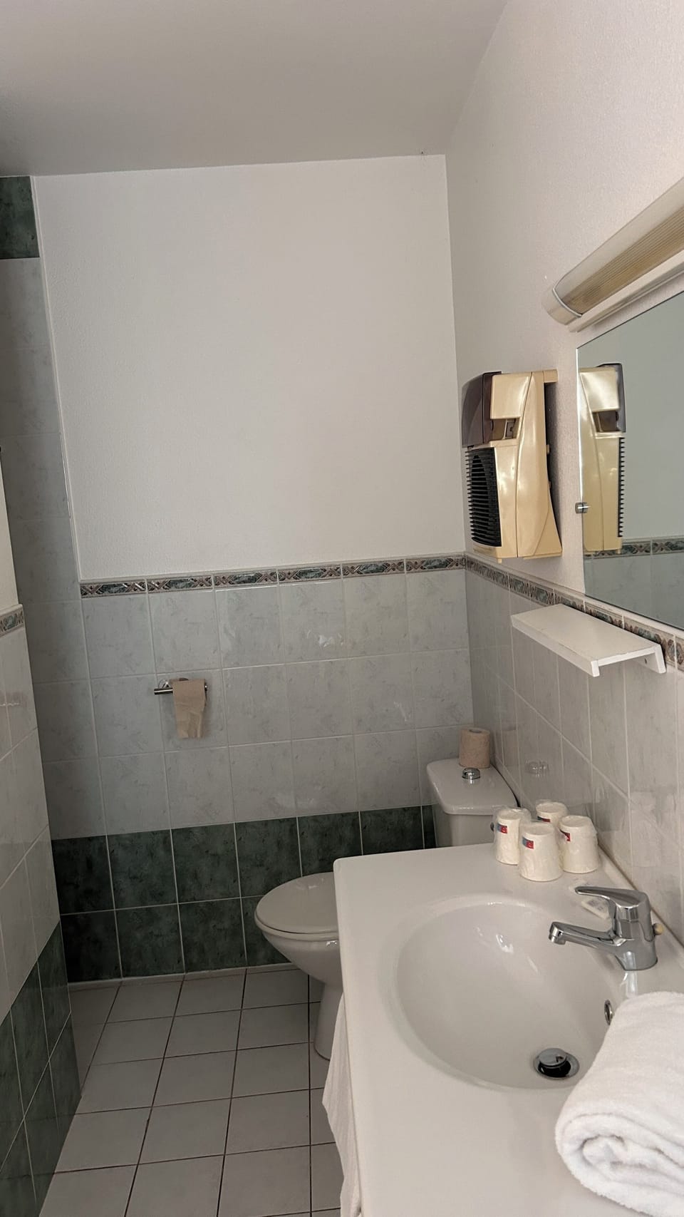 Deluxe Room, Non Smoking | Bathroom | Shower, rainfall showerhead, hair dryer, towels