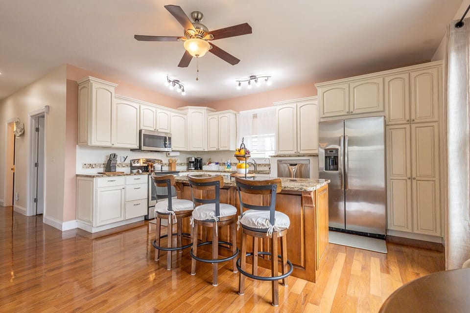 Luxury House, Lake View | Private kitchen | Coffee/tea maker, electric kettle, toaster, highchair