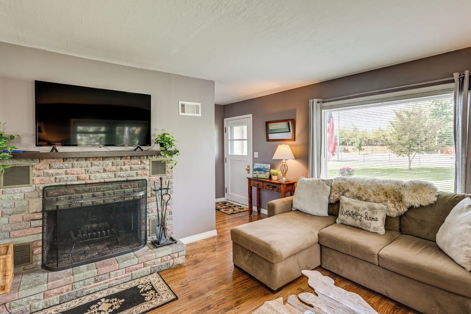 Living Room | Queen Sleeper Sofa | Free WiFi | Central A/C & Heat