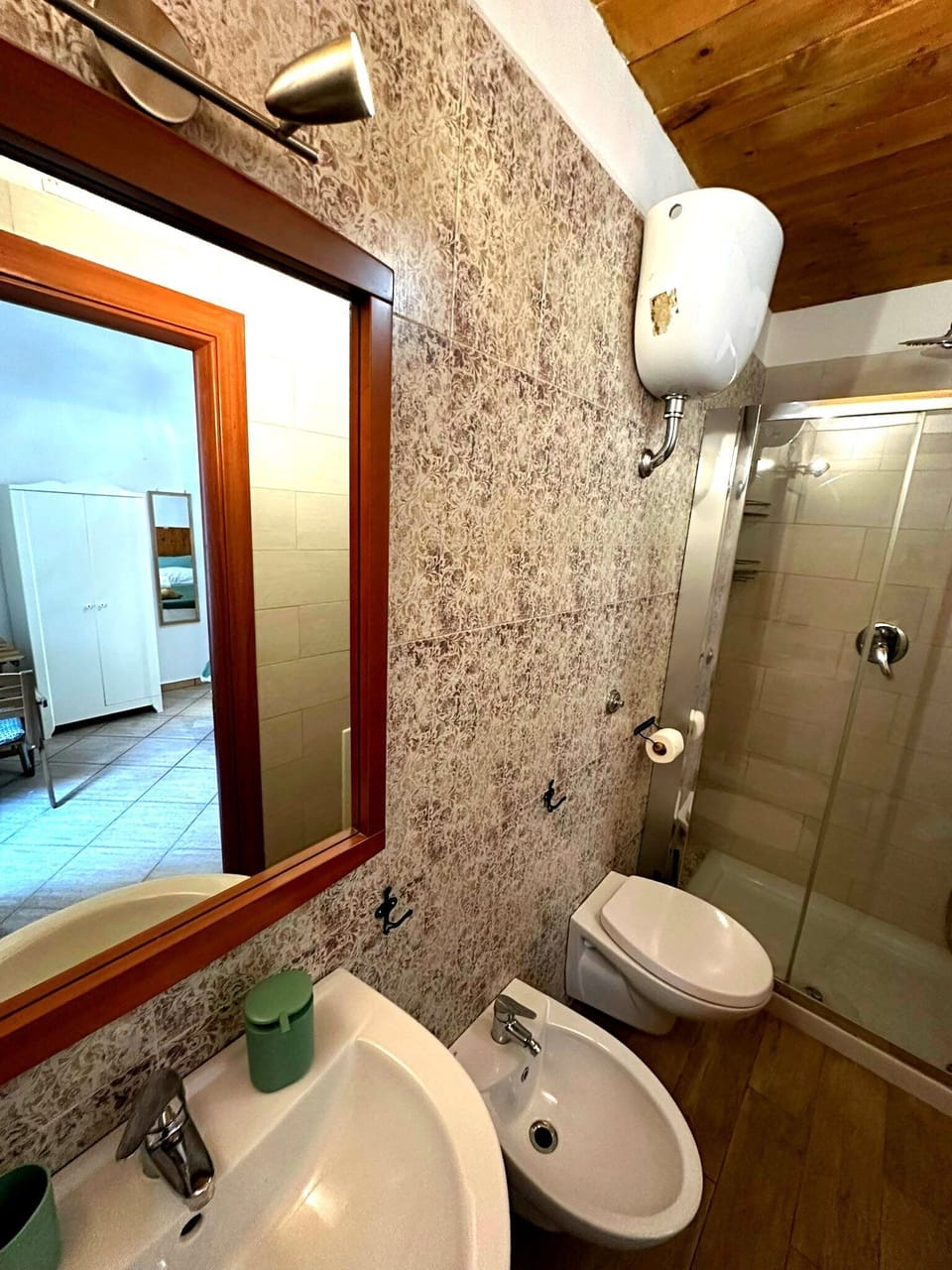 Double Room | Bathroom | Hair dryer, soap, shampoo, toilet paper
