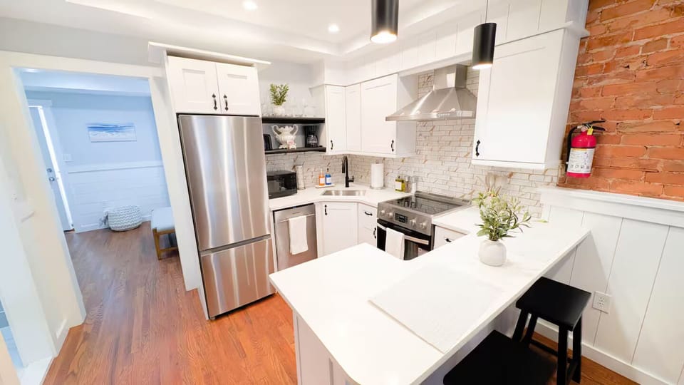Brand new kitchen stocked with all of the essentials! 