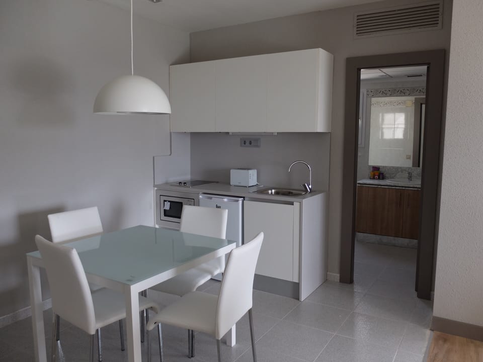 Fridge, cookware/dishes/utensils